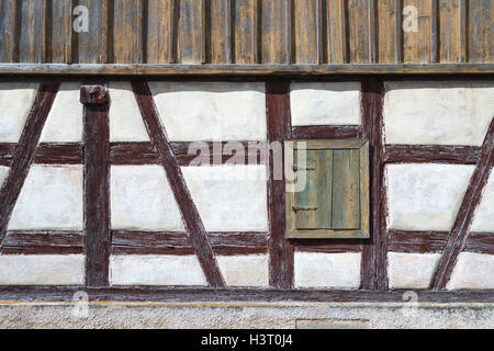 Altes Fachwerk Fassade mit einem geschlossenen Fenster-Verschluss Stockfoto