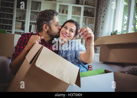 Lächelnde paar Betrieb Schlüssel in ihrem neuen Haus Stockfoto