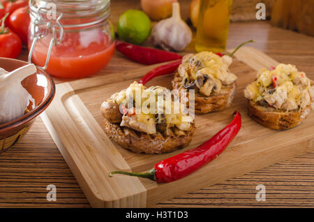 Teufel-Toast mit Hühnerfleisch und Chili, Käse überbacken Stockfoto