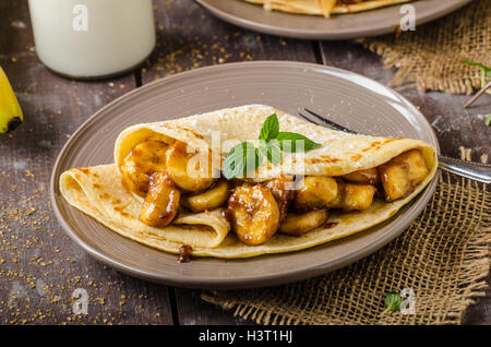 Pfannkuchen gefüllt mit karamellisierten Bananen und Nüssen Stockfoto