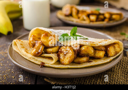 Pfannkuchen gefüllt mit karamellisierten Bananen und Nüssen Stockfoto