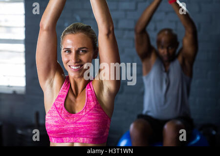 Lächelnde Sportlerin im Fitness-Studio trainieren Stockfoto