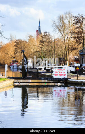 St. Pancras lock, Regents Canal, London, UK, bei der Sanierung von King's Cross, der Kirchturm von St. Pancras Station im Hintergrund, 2012 Stockfoto