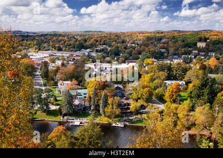 Luftaufnahme der Stadt Huntsville im Herbst, Muskoka, Ontario, Kanada 2016 Stockfoto