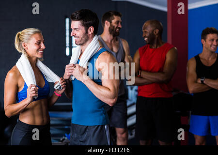 Glücklich multiethnischen Freunde im Fitness-Studio Stockfoto