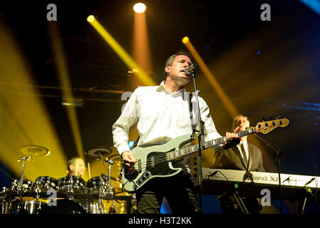 BARCELONA - 27 Mai: Orchestral Manoeuvres in the Dark, auch bekannt als OMD (Band) führt bei Primavera Sound Festival 2015. Stockfoto