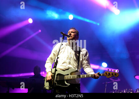 BARCELONA - 27 Mai: Orchestral Manoeuvres in the Dark, auch bekannt als OMD (Band) führt bei Primavera Sound Festival 2015. Stockfoto