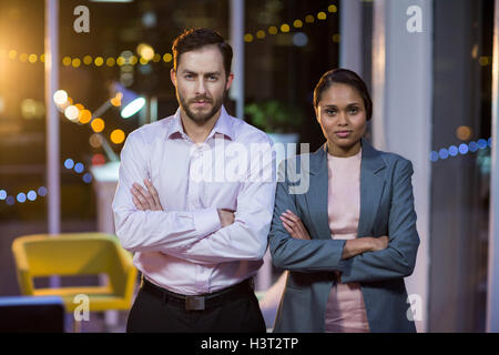 Geschäftsmann und Frau im Büro Stockfoto