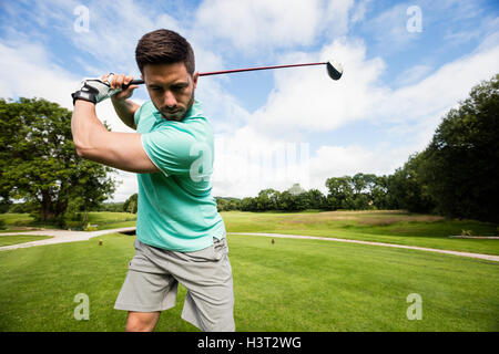 Fokussiert Man Golf spielen Stockfoto