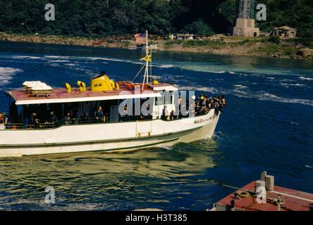 Touristen drängen sich den Bogen der Magd des Nebels auf einer Tour von Niagara Falls, New York, 1960 Stockfoto