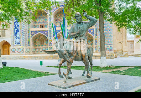 Das Denkmal für Nasreddin Hodja und Nadir Divan-Beghi Madrasah auf dem Hintergrund, Buchara, Usbekistan. Stockfoto