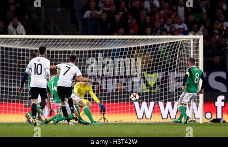 Deutschlands Julian Draxler Partituren seiner Seite das erste Tor des Spiels während des 2018 FIFA World Cup Qualifying Matches in der HDI-Arena, Hannover. Stockfoto