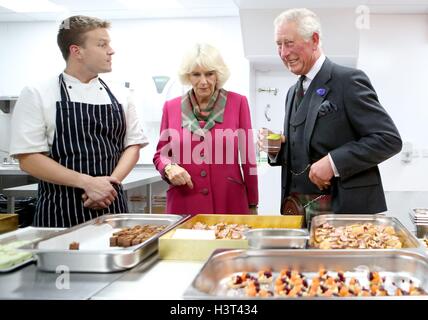 Sprechen Sie der Prinz von Wales und die Herzogin von Cornwall, bekannt als der Herzog und die Herzogin von Rothesay in Schottland, mit Chefkoch Guy Fenton während eine Vorschau auf ein neues Restaurant und Highgrove Shop in Ballater, Aberdeenshire. Stockfoto