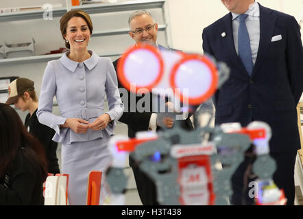 Die Herzogin von Cambridge trifft Schüler in einer Robotik-Klasse während eines Besuchs in De Bouwkeet Arbeitsraum in Rotterdam, Niederlande. Stockfoto