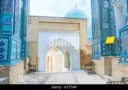 Der gewölbte Durchgang trennt der unteren und der mittleren Gruppe der Mausoleen in Shahi Zinda Komplex, Samarkand, Usbekistan. Stockfoto