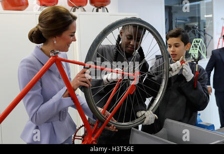 Die Herzogin von Cambridge trifft Schüler in ein Fahrrad bauen Klasse während eines Besuchs in De Bouwkeet Arbeitsraum in Rotterdam, Niederlande. Stockfoto