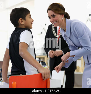 Die Herzogin von Cambridge trifft Schüler in einer Robotik-Klasse während eines Besuchs in De Bouwkeet Arbeitsraum in Rotterdam, Niederlande. Stockfoto