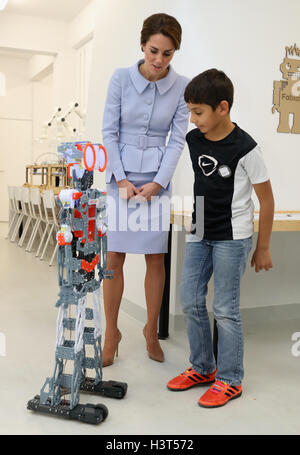 Die Herzogin von Cambridge trifft Schüler in einer Robotik-Klasse während eines Besuchs in De Bouwkeet Arbeitsraum in Rotterdam, Niederlande. Stockfoto