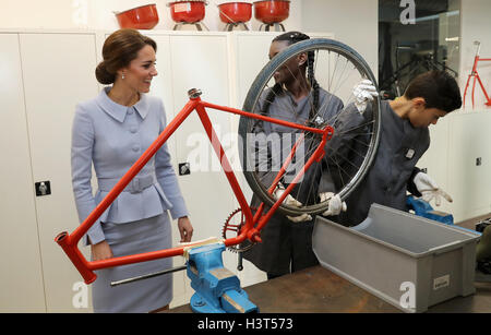 Die Herzogin von Cambridge trifft Schüler in ein Fahrrad bauen Klasse während eines Besuchs in De Bouwkeet Arbeitsraum in Rotterdam, Niederlande. Stockfoto