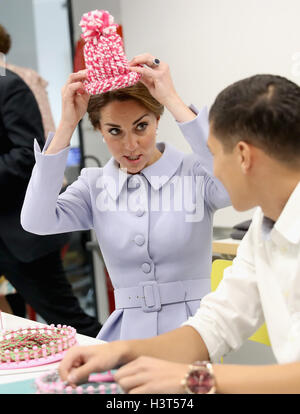 Die Herzogin von Cambridge trifft Schüler in einer Klasse Wolle bei einem Besuch in De Bouwkeet Arbeitsraum in Rotterdam, Niederlande. Stockfoto