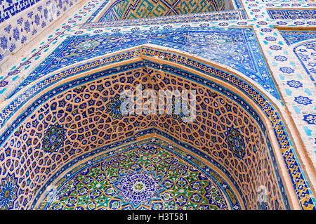 Die Meisterwerke der klassischen Mosaik Dekoration auf dem Portal des Ulugh Beg Medresen, Samarkand, Usbekistan. Stockfoto