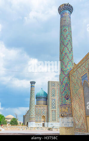 Die hohen bunten Minarette der alten Koranschulen auf dem Registan-Platz, Samarkand, Usbekistan. Stockfoto