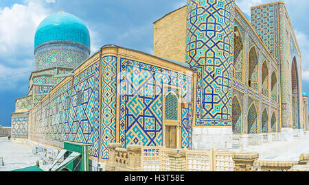 Tilya Kori Madrasah mit seinen leuchtend blauen Kuppel und die Wände mit geometrischen Maßwerk, machte der blauen Kacheln Stockfoto