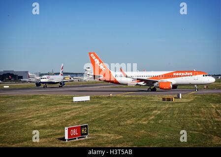 London Gatwick Flughafen Crawley Surrey Easyjet und British Airways Airbus A320 Taxi für den Start Stockfoto