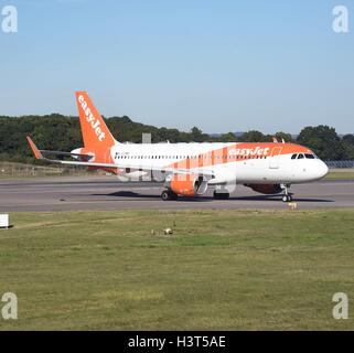 London Gatwick Flughafen Crawley Surrey Easyjet Airbus A320 bereit für den Start Stockfoto