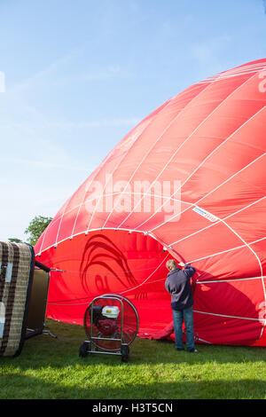 Heißluft-Ballon mit Heißluft hineingesteckt vor dem Flug am Morgen im Victoria Park in Bath,Somerset,England,U.K. Stockfoto