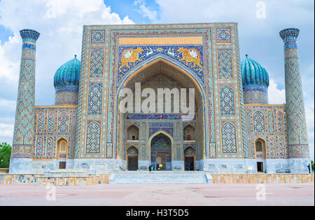 Die Tiger-Mosaiken an der Außenfassade des Sher Dor Madrasah wurde zum Symbol des Landes in Samarkand. Stockfoto