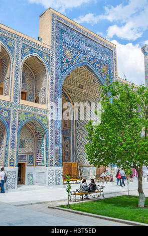 Das reich verzierte Portal des Schloßhofes Ulugh Beg Madrasah in Samarkand. Stockfoto