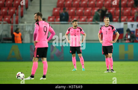 Darren Fletcher (rechts), Russell Martin (Mitte) und Steven Fletcher (links) Stand während der 2018 FIFA World Cup Qualifikation niedergeschlagen Schottlands entsprechen in der City Arena, Trnava. Stockfoto