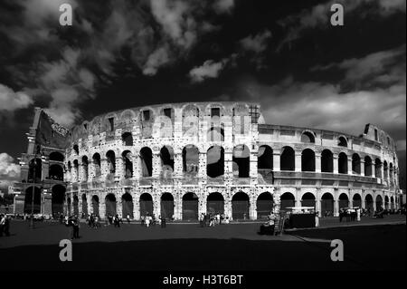 Die Seitenansicht des Kolosseums mit guten Cloud Details In schwarz und weiß Rom Italien Europa Stockfoto