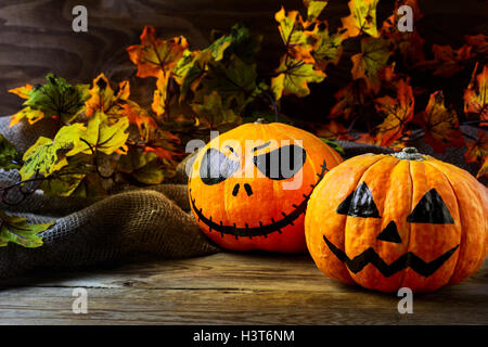 Halloween-Symbol lächelnd Kürbis auf dunklem Hintergrund rustikal. Halloween Jack-o-Laterne und brennenden Kerzen Hintergrund. Stockfoto