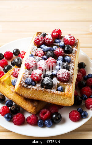 Frühstück mit hausgemachten Waffeln mit Heidelbeeren und Himbeeren. Frühstück Waffeln mit frischen Beeren. Stockfoto