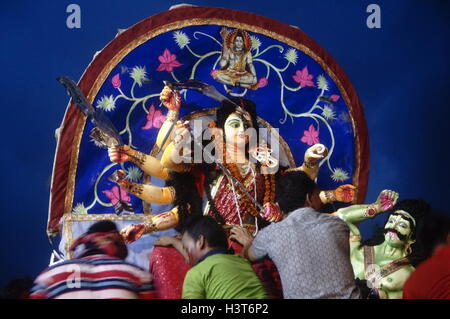 Dhaka, Bangladesch. 11. Oktober 2016. Durga Puja, das jährliche hinduistische Festival endete mit der Feier der Bijoya Dashami und Anhänger die Idole der Gottheit im Fluss Buriganga eintauchen. Durga Puja, die auch bekannt als Sharadiya (herbstlich) Durga Utsav ist, ist die Anbetung der "Shakti" [göttliche Kraft] in Göttin Durga verkörpert. Bildnachweis: MD. Mehedi Hasan/Pacific Press/Alamy Live-Nachrichten Stockfoto