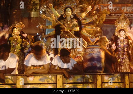 Dhaka, Bangladesch. 11. Oktober 2016. Durga Puja, das jährliche hinduistische Festival endete mit der Feier der Bijoya Dashami und Anhänger die Idole der Gottheit im Fluss Buriganga eintauchen. Durga Puja, die auch bekannt als Sharadiya (herbstlich) Durga Utsav ist, ist die Anbetung der "Shakti" [göttliche Kraft] in Göttin Durga verkörpert. Bildnachweis: MD. Mehedi Hasan/Pacific Press/Alamy Live-Nachrichten Stockfoto