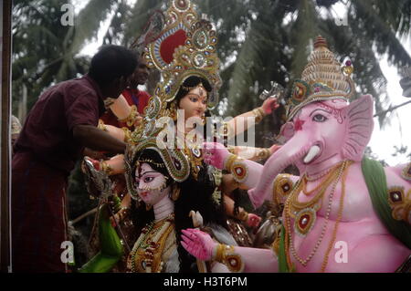 Dhaka, Bangladesch. 11. Oktober 2016. Durga Puja, das jährliche hinduistische Festival endete mit der Feier der Bijoya Dashami und Anhänger die Idole der Gottheit im Fluss Buriganga eintauchen. Durga Puja, die auch bekannt als Sharadiya (herbstlich) Durga Utsav ist, ist die Anbetung der "Shakti" [göttliche Kraft] in Göttin Durga verkörpert. Bildnachweis: MD. Mehedi Hasan/Pacific Press/Alamy Live-Nachrichten Stockfoto