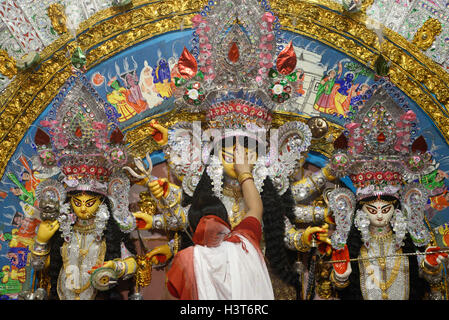 Verheiratete Frauen Dwan Bari oder Ihres Hauses durchführen Baran Ritruals. Auf die letzte der Durga Puja verheiratete Frauen von Dwan Bari beschäftigt in Sindoor Khela oder Verschmieren Zinnoberrot und Tanz mit Trommel nach ausführen? Baran ein Bengali Ritual. Nach Bengali Rituale ist fünften oder der letzte Tag der Durga Puja Vijaya Dasami, in den letzten Tag Durga Idol Immersion auf Vijaya Dasami schließen die Durga Puja-Festival (Foto BySaikat Paul/Pacific Press) Stockfoto