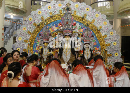 Verheiratete Frauen Dwan Bari oder Ihres Hauses durchführen Baran Ritruals. Auf die letzte der Durga Puja verheiratete Frauen von Dwan Bari beschäftigt in Sindoor Khela oder Verschmieren Zinnoberrot und Tanz mit Trommel nach ausführen? Baran ein Bengali Ritual. Nach Bengali Rituale ist fünften oder der letzte Tag der Durga Puja Vijaya Dasami, in den letzten Tag Durga Idol Immersion auf Vijaya Dasami schließen die Durga Puja-Festival (Foto BySaikat Paul/Pacific Press) Stockfoto