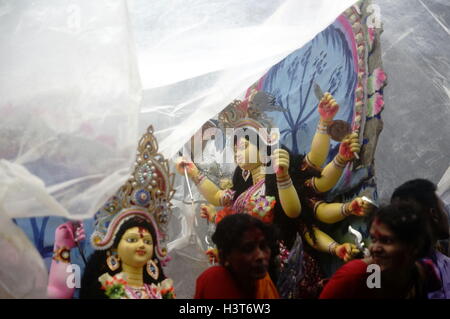 Dhaka, Bangladesch. 11. Oktober 2016. Durga Puja, das jährliche hinduistische Festival endete mit der Feier der Bijoya Dashami und Anhänger die Idole der Gottheit im Fluss Buriganga eintauchen. Durga Puja, die auch bekannt als Sharadiya (herbstlich) Durga Utsav ist, ist die Anbetung der "Shakti" [göttliche Kraft] in Göttin Durga verkörpert. Bildnachweis: MD. Mehedi Hasan/Pacific Press/Alamy Live-Nachrichten Stockfoto