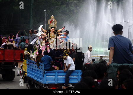 Dhaka, Bangladesch. 11. Oktober 2016. Durga Puja, das jährliche hinduistische Festival endete mit der Feier der Bijoya Dashami und Anhänger die Idole der Gottheit im Fluss Buriganga eintauchen. Durga Puja, die auch bekannt als Sharadiya (herbstlich) Durga Utsav ist, ist die Anbetung der "Shakti" [göttliche Kraft] in Göttin Durga verkörpert. Bildnachweis: MD. Mehedi Hasan/Pacific Press/Alamy Live-Nachrichten Stockfoto