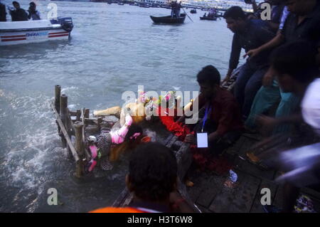 Dhaka, Bangladesch. 11. Oktober 2016. Durga Puja, das jährliche hinduistische Festival endete mit der Feier der Bijoya Dashami und Anhänger die Idole der Gottheit im Fluss Buriganga eintauchen. Durga Puja, die auch bekannt als Sharadiya (herbstlich) Durga Utsav ist, ist die Anbetung der "Shakti" [göttliche Kraft] in Göttin Durga verkörpert. Bildnachweis: MD. Mehedi Hasan/Pacific Press/Alamy Live-Nachrichten Stockfoto