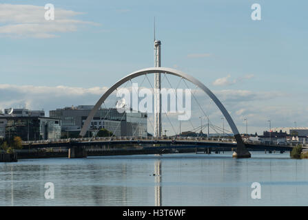 Fluss Clyde nach Westen zu Clyde Arc Brücke, Glasgow, Schottland, UK, Stockfoto