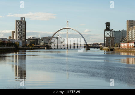 Fluss Clyde nach Westen zu Clyde Arc Brücke, Glasgow, Schottland, UK, Stockfoto