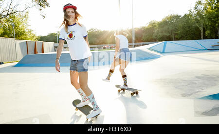 Zwei Skater Girls in Socken sind auf Skateboards Skaten im Skatepark Ostankino in Moskau im Sommer Stockfoto