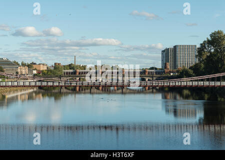 Fußgänger, Straße und Schiene Brücken über Fluss Clyde im Stadtzentrum von Glasgow, Schottland, Vereinigtes Königreich, Stockfoto