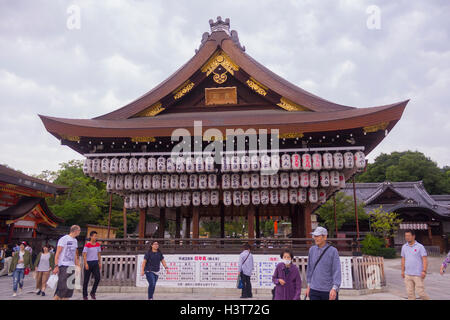 Laternen hängen an japanischen Shinto-Schrein Stockfoto