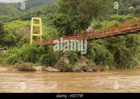 Hölzerne Hängebrücke über den Fluss Kok in Chiangrai den Norden von Thailand. Stockfoto